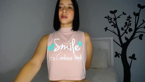 Snapshot of sara_tris chatting on 11/19/25, 02:00 Sara online show from 11/19/25, 02:00