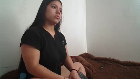 Snapshot of saraandthomas chatting on 01/18/25, 10:17 sara and thomas online show from 01/18/25, 10:17