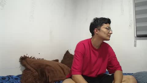 Snapshot of saraandthomas chatting on 01/26/25, 03:27 sara and thomas online show from 01/26/25, 03:27