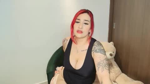 Snapshot of saraevil chatting on 10/28/25, 04:27 Sara online show from 10/28/25, 04:27