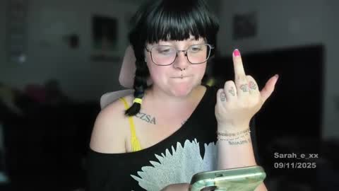 Snapshot of sarah_e_xx chatting on 09/12/25, 02:33 Sarah online show from 09/12/25, 02:33