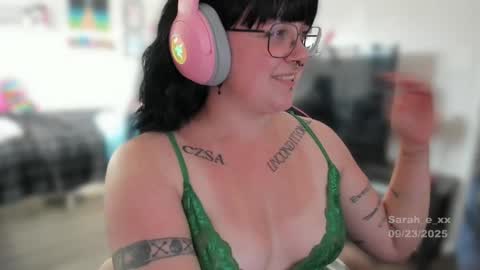 Snapshot of sarah_e_xx chatting on 09/24/25, 12:25 Sarah online show from 09/24/25, 12:25