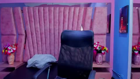 Snapshot of sarah_sweett_ chatting on 12/18/24, 01:45 Sarah online show from 12/18/24, 01:45