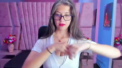 Snapshot of sarah_sweett_ chatting on 01/28/25, 06:28 Sarah online show from 01/28/25, 06:28