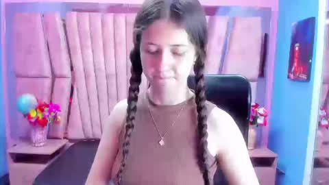 Snapshot of sarah_sweett_ chatting on 10/18/25, 02:18 Sarah online show from 10/18/25, 02:18