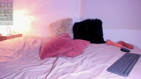 Snapshot of sarahbrooks_ chatting on 02/07/25, 03:01 Sarah and Erik online show from 02/07/25, 03:01