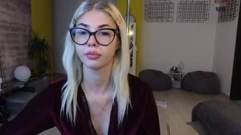 sarahcamsx online show from 06/17/26, 07:48