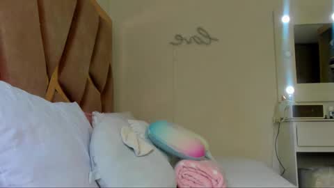 sarahhensoon online show from 11/19/25, 05:13