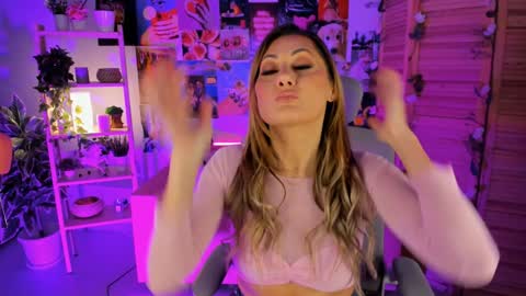 Snapshot of sarahholly chatting on 12/16/24, 02:05 Divine Sarah NONUDE model online show from 12/16/24, 02:05