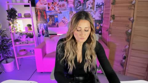 Snapshot of sarahholly chatting on 12/21/24, 11:22 Divine Sarah NONUDE model online show from 12/21/24, 11:22