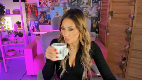 Snapshot of sarahholly chatting on 12/21/24, 02:26 Divine Sarah NONUDE model online show from 12/21/24, 02:26