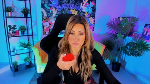 Snapshot of sarahholly chatting on 12/27/24, 11:50 Divine Sarah NONUDE model online show from 12/27/24, 11:50