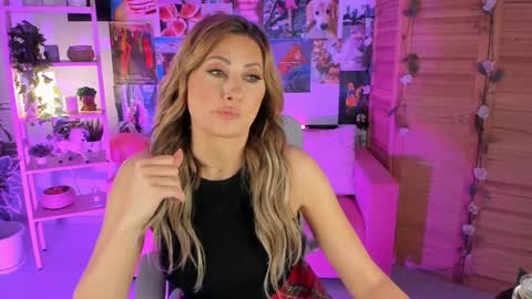 Snapshot of sarahholly chatting on 01/10/25, 11:11 Divine Sarah NONUDE model online show from 01/10/25, 11:11