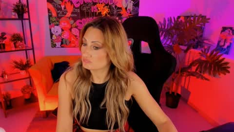 Snapshot of sarahholly chatting on 01/16/25, 05:33 Divine Sarah NONUDE model online show from 01/16/25, 05:33