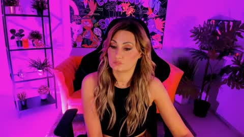 Snapshot of sarahholly chatting on 02/01/25, 05:26 Divine Sarah NONUDE model online show from 02/01/25, 05:26