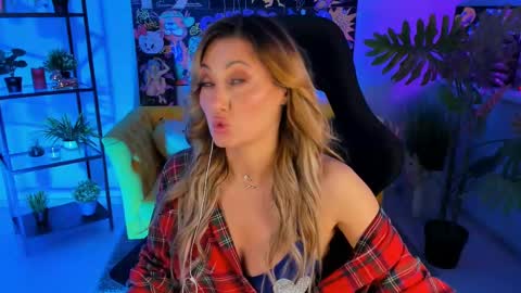 Snapshot of sarahholly chatting on 02/22/25, 05:46 Divine Sarah NONUDE model online show from 02/22/25, 05:46