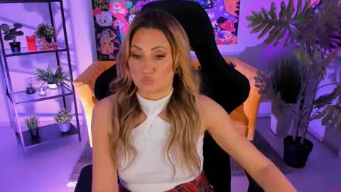 Snapshot of sarahholly chatting on 02/23/25, 01:53 Divine Sarah NONUDE model online show from 02/23/25, 01:53