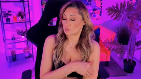 Snapshot of sarahholly chatting on 02/27/25, 02:54 Divine Sarah NONUDE model online show from 02/27/25, 02:54