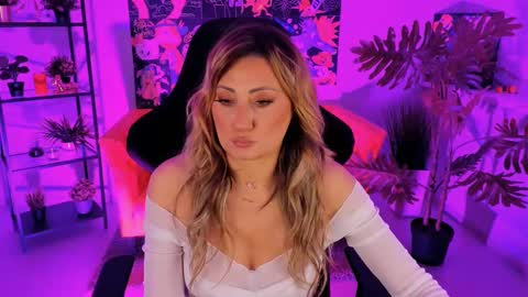 Snapshot of sarahholly chatting on 02/28/25, 11:36 Divine Sarah NONUDE model online show from 02/28/25, 11:36