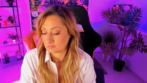 Snapshot of sarahholly chatting on 03/08/25, 05:43 Divine Sarah NONUDE model online show from 03/08/25, 05:43