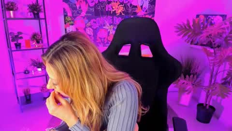 Snapshot of sarahholly chatting on 03/10/25, 11:53 Divine Sarah NONUDE model online show from 03/10/25, 11:53