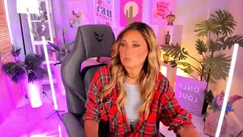 Snapshot of sarahholly chatting on 09/25/25, 12:31 Divine Sarah NONUDE model online show from 09/25/25, 12:31