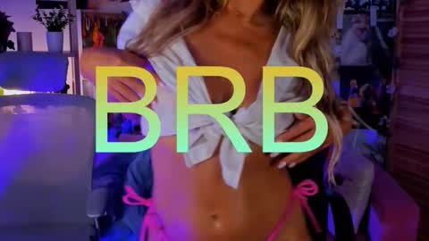 Snapshot of sarahholly chatting on 10/24/25, 11:39 Divine Sarah NONUDE model online show from 10/24/25, 11:39