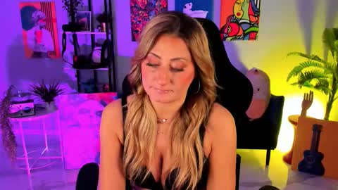 Snapshot of sarahholly chatting on 10/31/25, 01:01 Divine Sarah NONUDE model online show from 10/31/25, 01:01