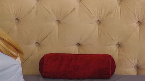 Snapshot of sarahlynz chatting on 02/06/25, 12:59 Sarah online show from 02/06/25, 12:59