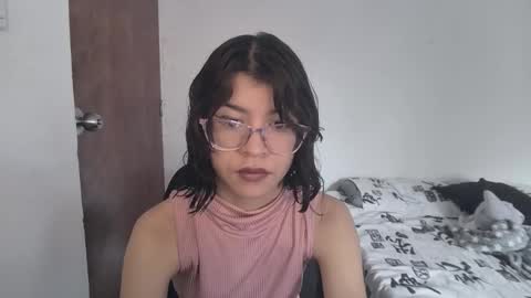 Snapshot of sarahsmitt chatting on 09/17/25, 12:51 Sarah online show from 09/17/25, 12:51