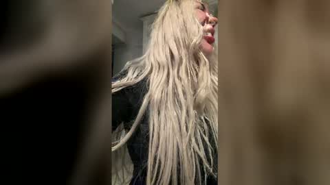 Snapshot of sarahstone_ chatting on 02/15/26, 01:09 Sarah online show from 02/15/26, 01:09