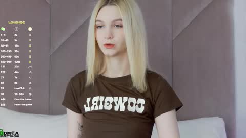 Snapshot of saramist chatting on 10/15/25, 01:39 saramist online show from 10/15/25, 01:39