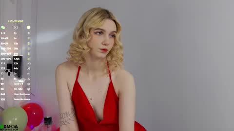 Snapshot of saramist chatting on 10/18/25, 01:41 saramist online show from 10/18/25, 01:41