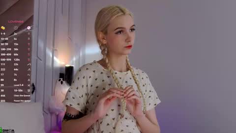 Snapshot of saramist chatting on 10/29/25, 01:41 saramist online show from 10/29/25, 01:41