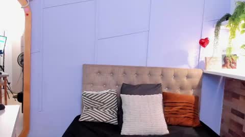 Snapshot of saranaomy_ chatting on 10/26/25, 12:33 Sara and Edward online show from 10/26/25, 12:33