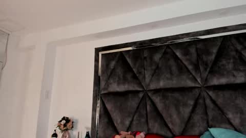  Sara  online show from 11/30/25, 12:42