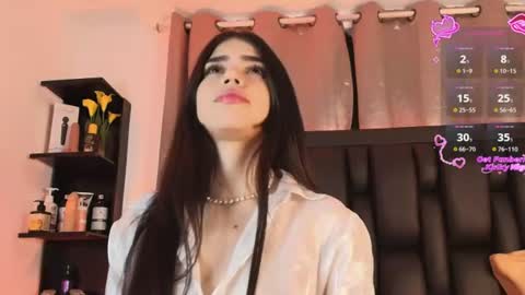 Snapshot of sararoy_ chatting on 06/30/26, 10:11 Sara online show from 06/30/26, 10:11