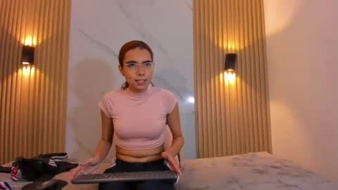 sarasaenz999 online show from 06/19/26, 03:33