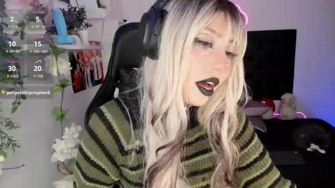 Snapshot of sarastorme chatting on 11/16/25, 12:05 Sara online show from 11/16/25, 12:05