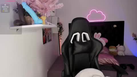 Snapshot of sarastorme chatting on 12/18/25, 02:06 Sara online show from 12/18/25, 02:06