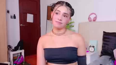 Snapshot of saritabratz chatting on 09/17/25, 09:05 Sara online show from 09/17/25, 09:05