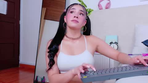 Snapshot of saritabratz chatting on 10/07/25, 08:39 Sara online show from 10/07/25, 08:39