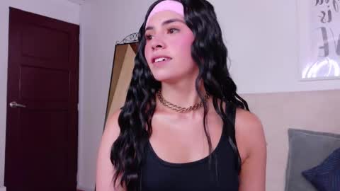 Snapshot of saritabratz chatting on 11/18/25, 08:24 Sara online show from 11/18/25, 08:24