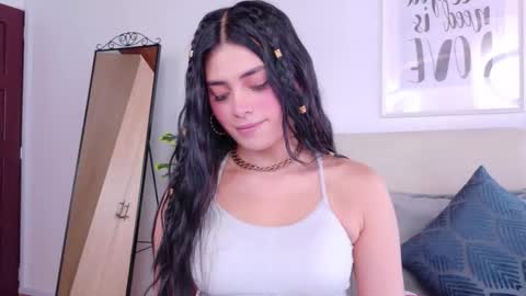 Snapshot of saritabratz chatting on 11/19/25, 08:20 Sara online show from 11/19/25, 08:20