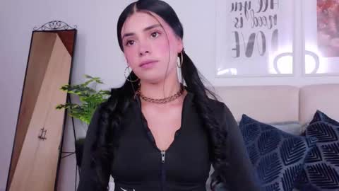 Snapshot of saritabratz chatting on 11/25/25, 08:53 Sara online show from 11/25/25, 08:53