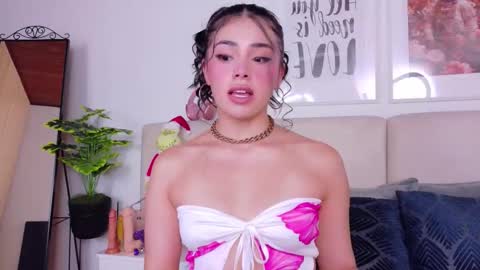 Snapshot of saritabratz chatting on 11/27/25, 09:28 Sara online show from 11/27/25, 09:28