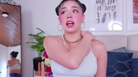 Snapshot of saritabratz chatting on 12/14/25, 09:30 Sara online show from 12/14/25, 09:30