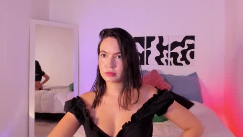 Snapshot of sarrah_3 chatting on 09/22/25, 10:45 Sara online show from 09/22/25, 10:45