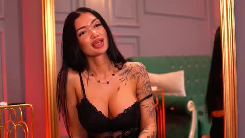 Snapshot of sashaferrera chatting on 02/20/25, 01:25 Dennise online show from 02/20/25, 01:25