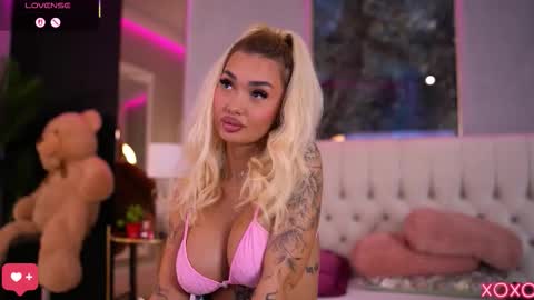 Snapshot of sashaferrera chatting on 09/17/25, 06:31 Dennise online show from 09/17/25, 06:31